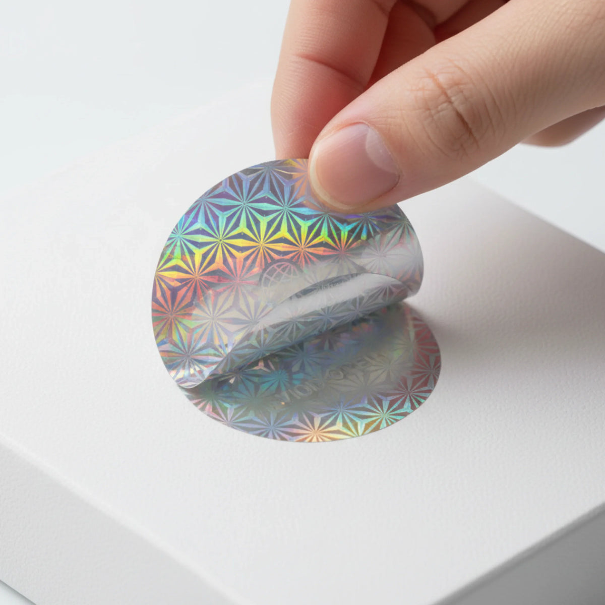 Zemine yapışmış hologram etiket ve etiket gösterimi