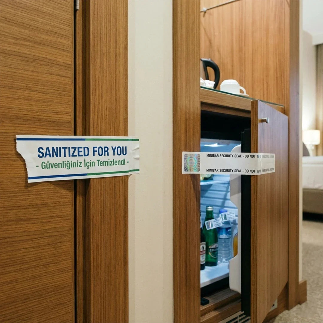 Otelde temizleme etiketi ve minibar güvenlik etiketi.